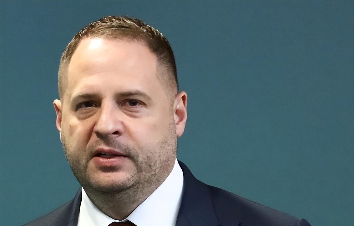 塔斯社（ТАСС）网站12月1日报道，乌克兰边防军接到通知，禁止将被解职的乌总统