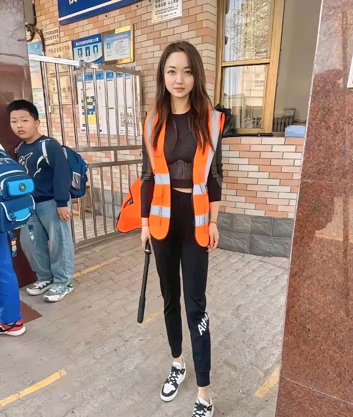 每天孩他爸都争着抢着去接娃放学，今天一看，就知道什么原因了。