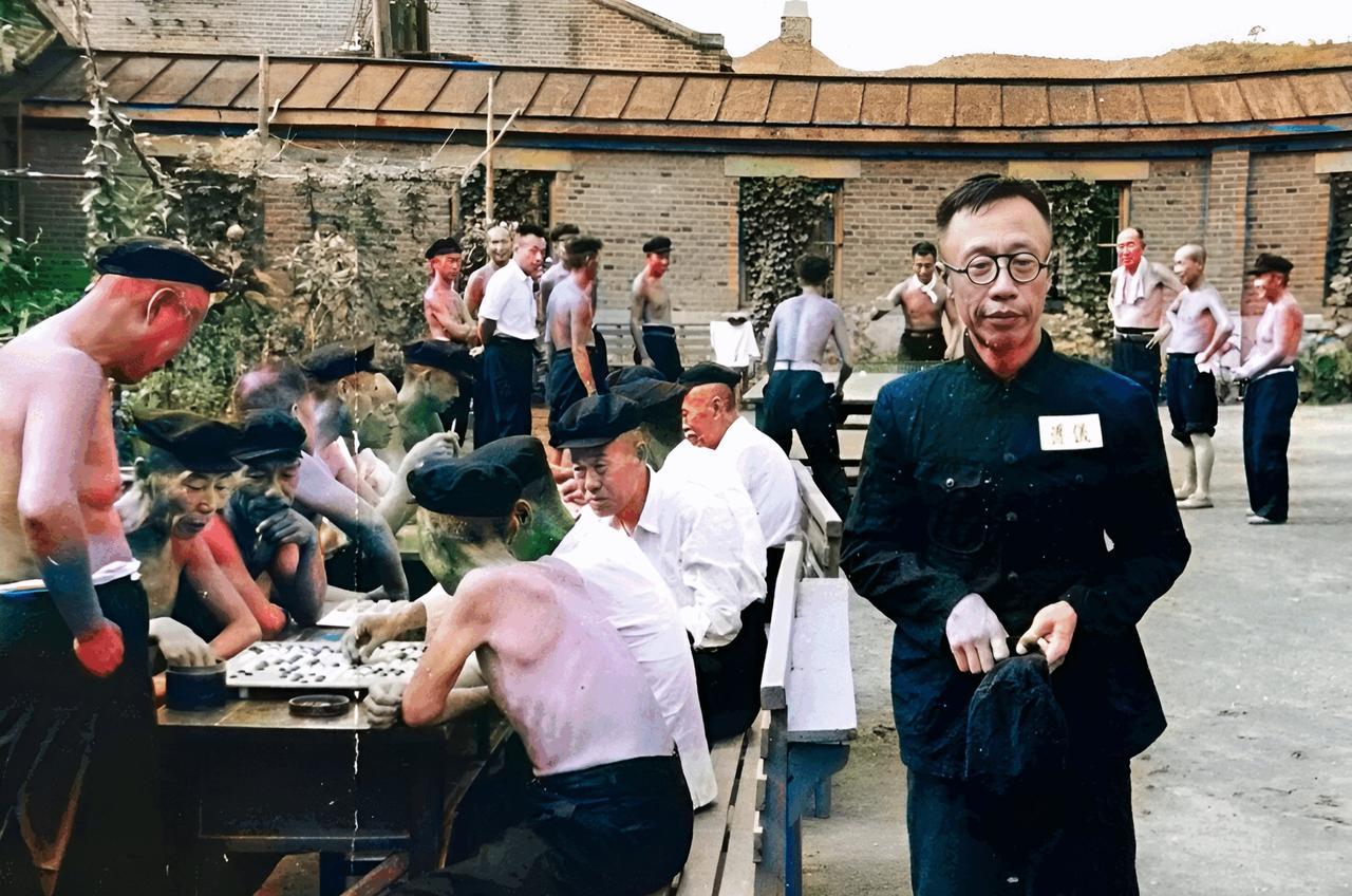这是溥仪在抚顺管理所里。炎热的夏天，其他人或穿着薄衬衫，或干脆光着膀子，只有溥仪