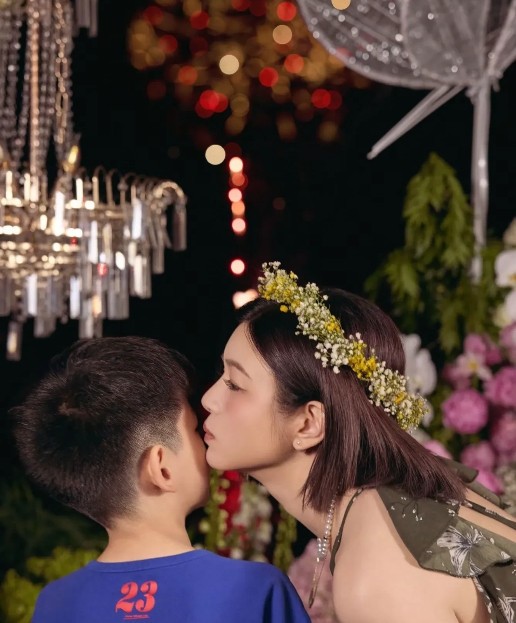 妈呀，陈妍希带着儿子在云南过六一儿童节，陈妍希打扮得像个花仙子，对儿子又亲又抱的