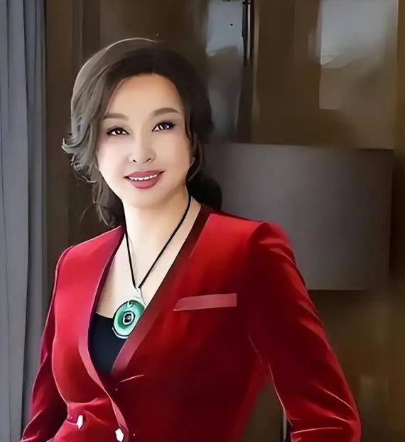 刘晓庆出事了！9月1日消息，深圳中院下达终审裁定，驳回刘晓庆上诉，维持原有判决。
