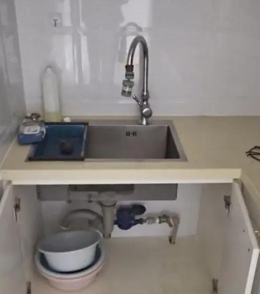 真是活久见！大连姜女士家竟被断水400天，法院竟判邻居“关自家阀门不违法”。一边