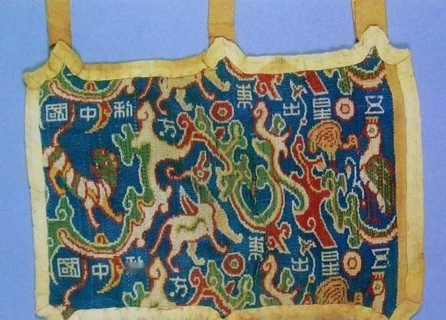 1995年，考古队员小心翼翼地褪下女尸的裤子：“啊！”一声尖叫直击耳膜！众人不觉