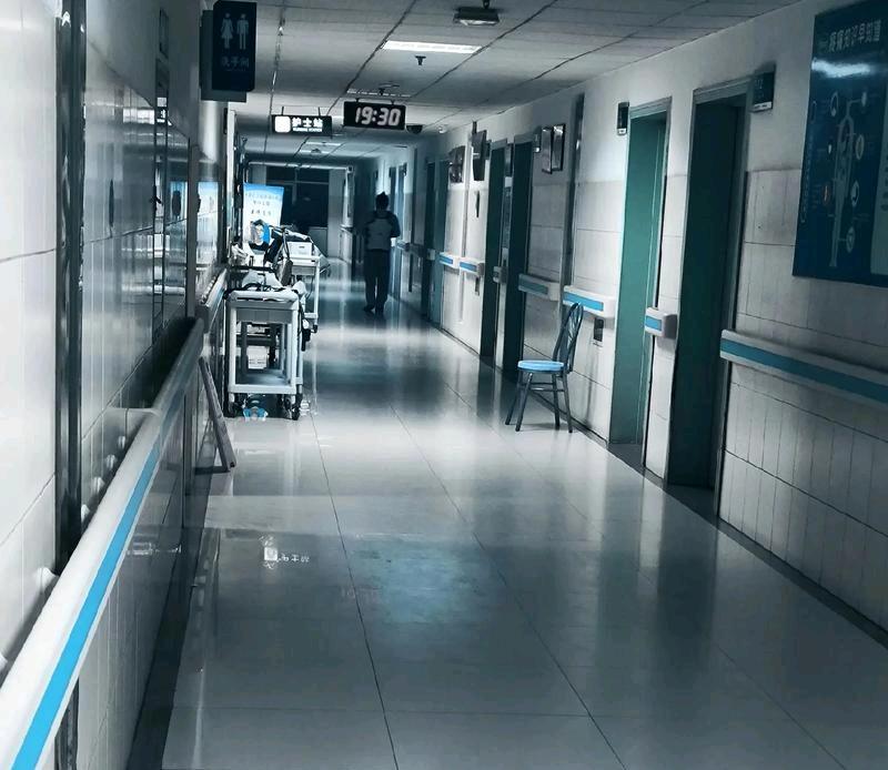 一个14岁的男孩，单亲爸爸突然晕倒要住院，他给亲戚打电话借钱，都说手头紧，走投无