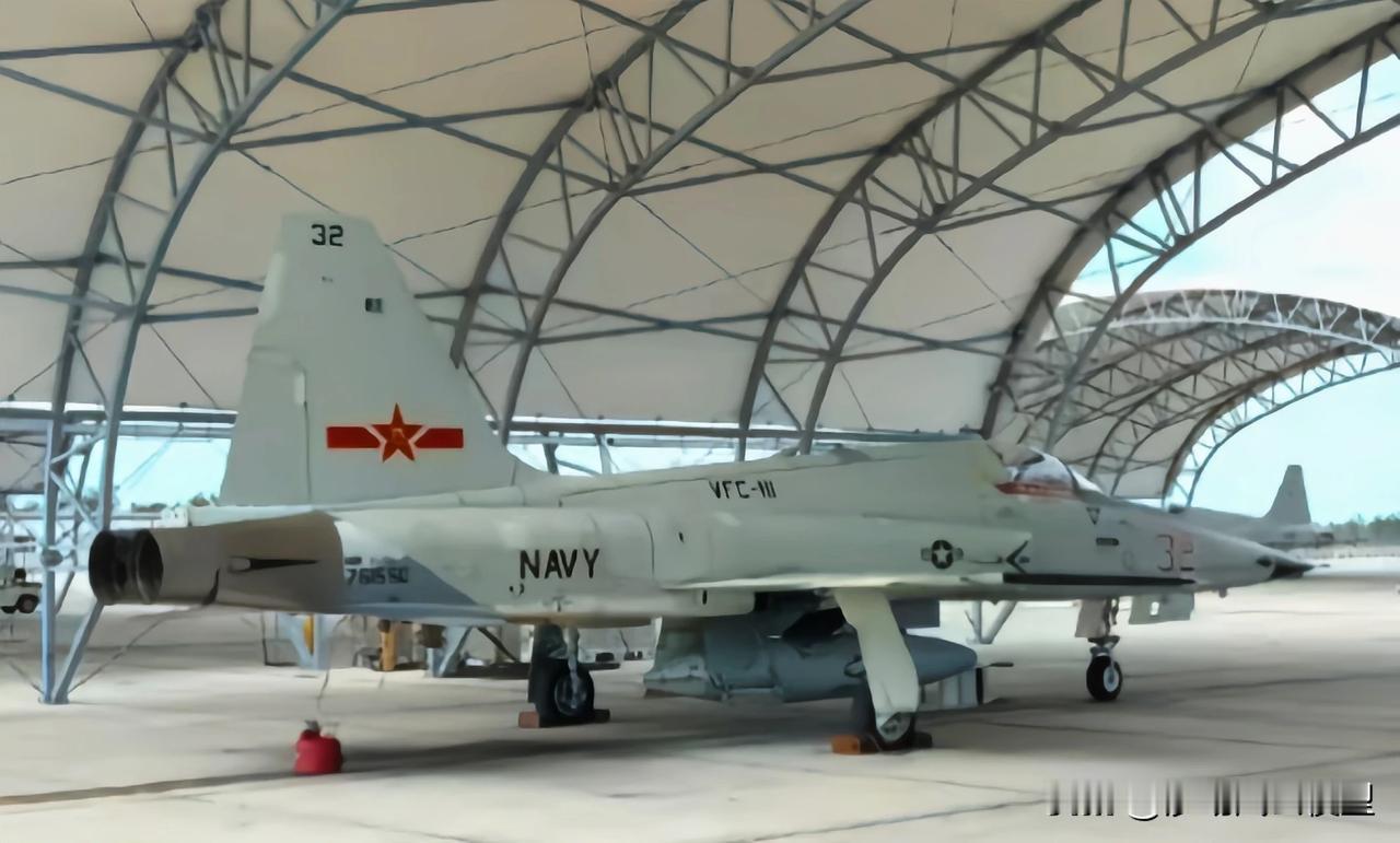 大漂亮海军假想敌中队一架F-5N，曾经刷了我们非常熟悉的涂装，这架F-5N的编号