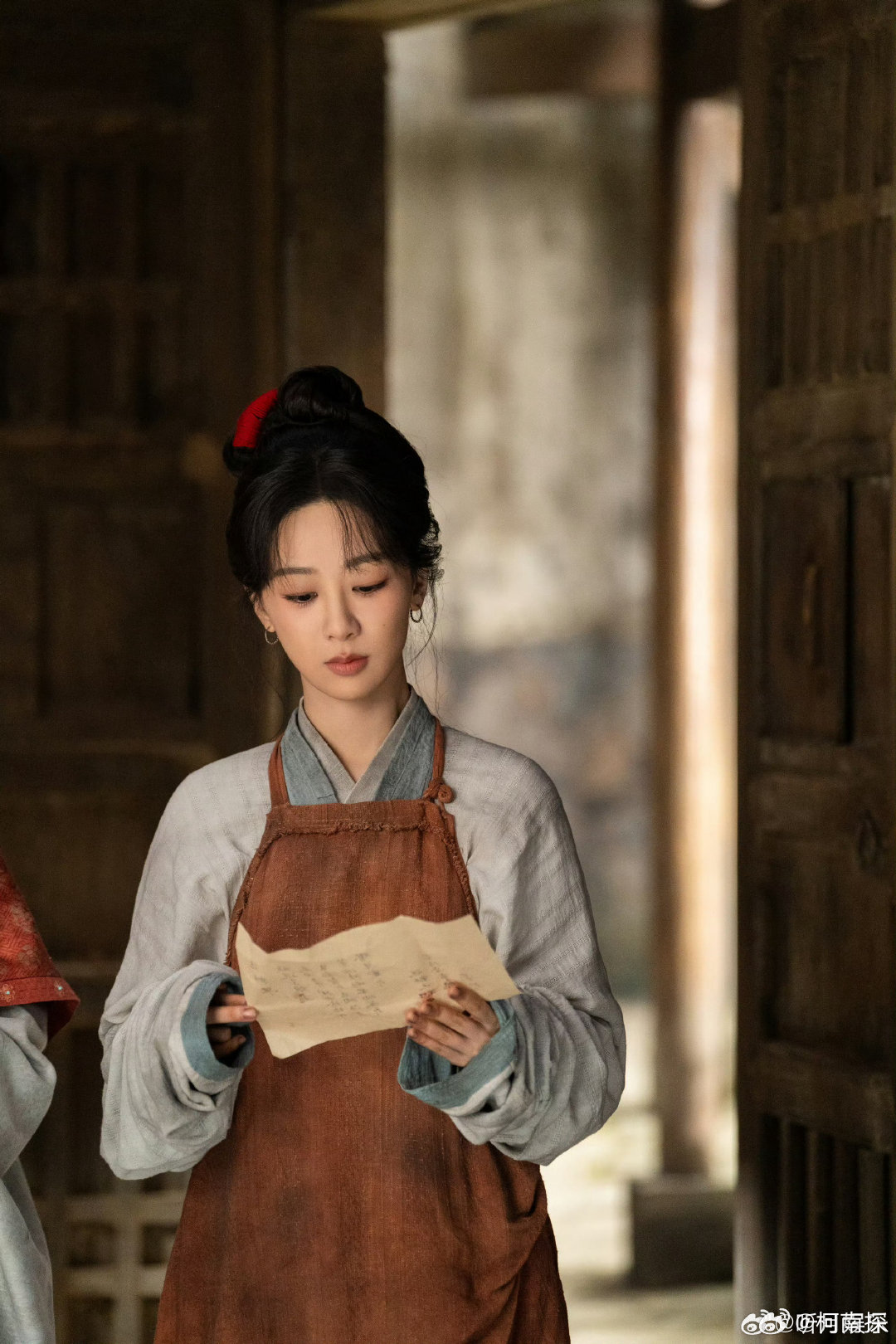 来感受杨紫无声胜有声的20秒摒弃大哭大闹的浮夸演绎，安静端坐抬眼一瞬，细腻神态