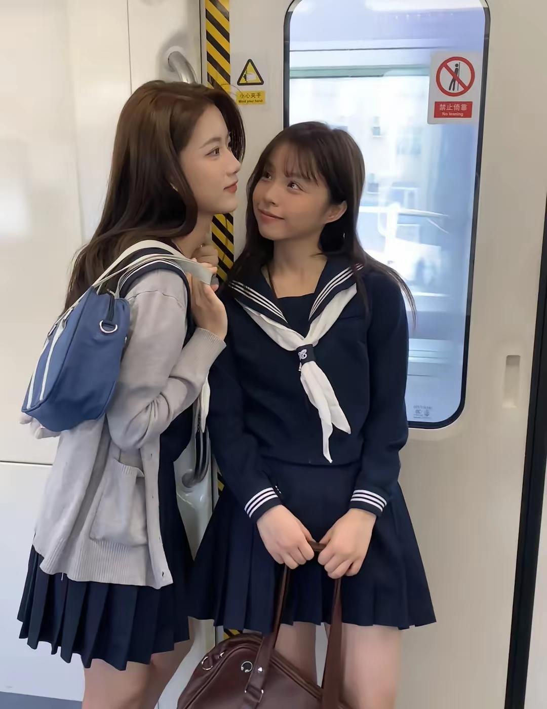 青春少女在地铁上的甜美瞬间💕地铁上的一幕地铁暖心瞬间地铁上女子地铁上遇美