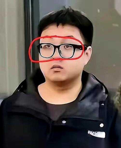 那个眼神，真的，空了。就那么直勾勾地盯着，你看不到焦距，也看不到情绪，好像魂儿