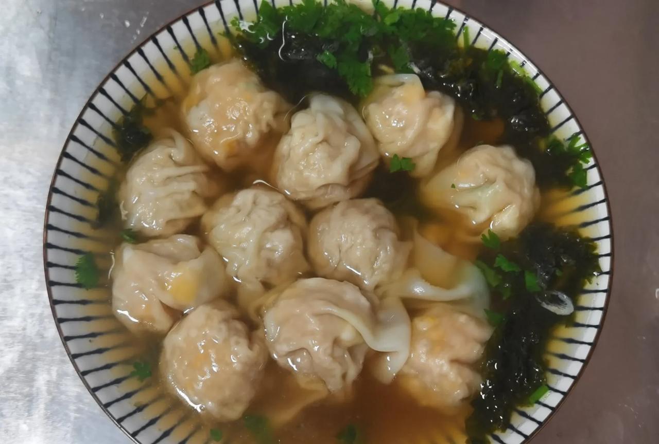 今天一个网红面馆的老板找到我，想跟我谈合作，刚进来的时候语气挺不让人舒服的，有种