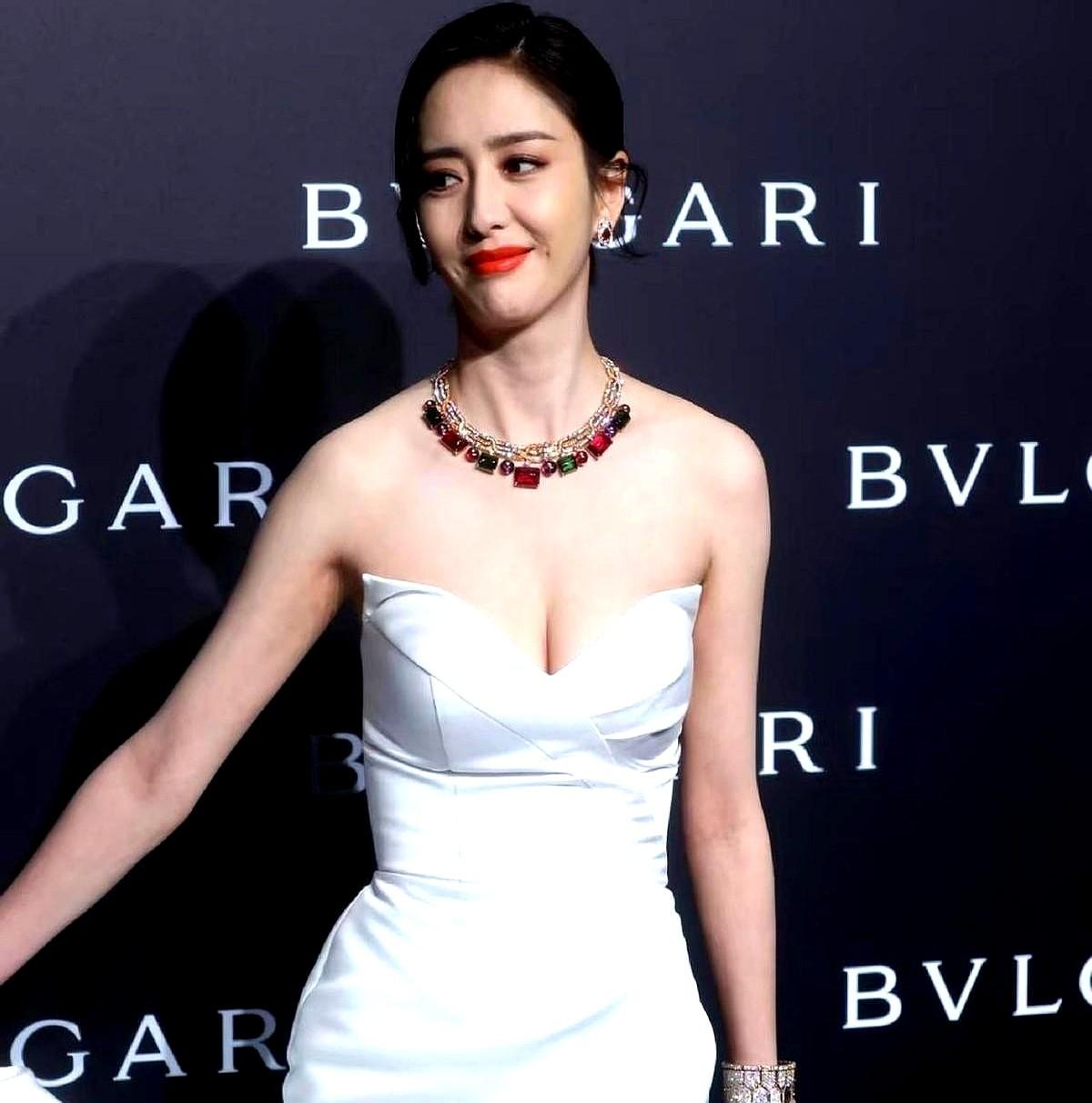 国内骂她“装嫩”，国外却为她疯抢。Netflix这部剧，撕开了被藏了10年的真相