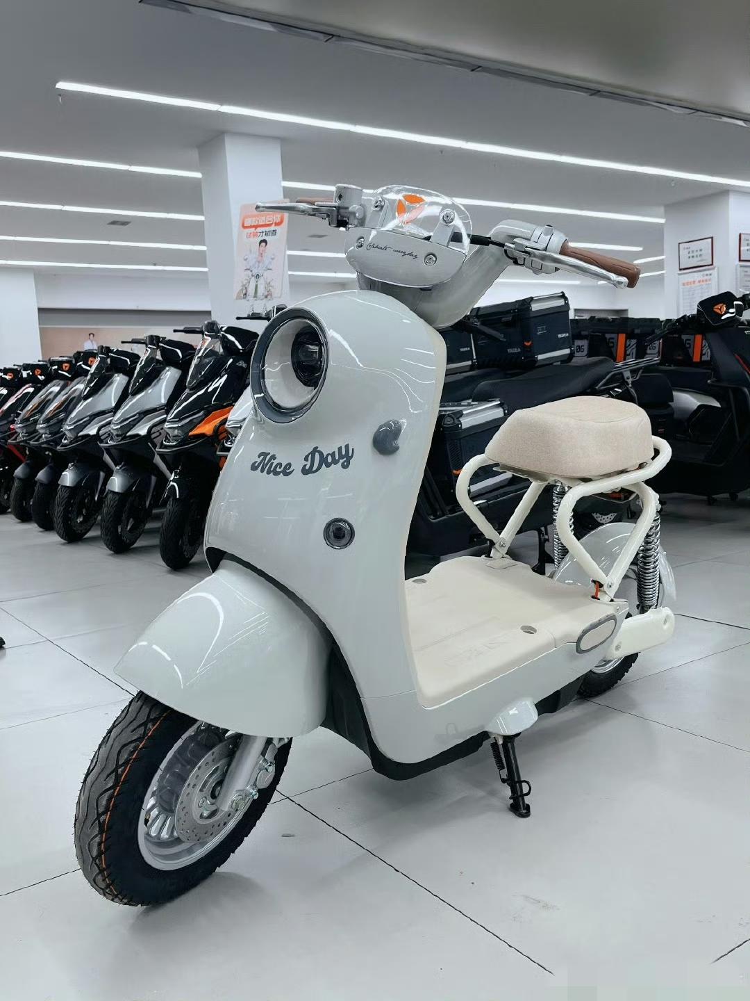 我怀疑，大家都被雅迪套路了。雅迪5号刚发布了道歉信，6号新款车子就出炉了！