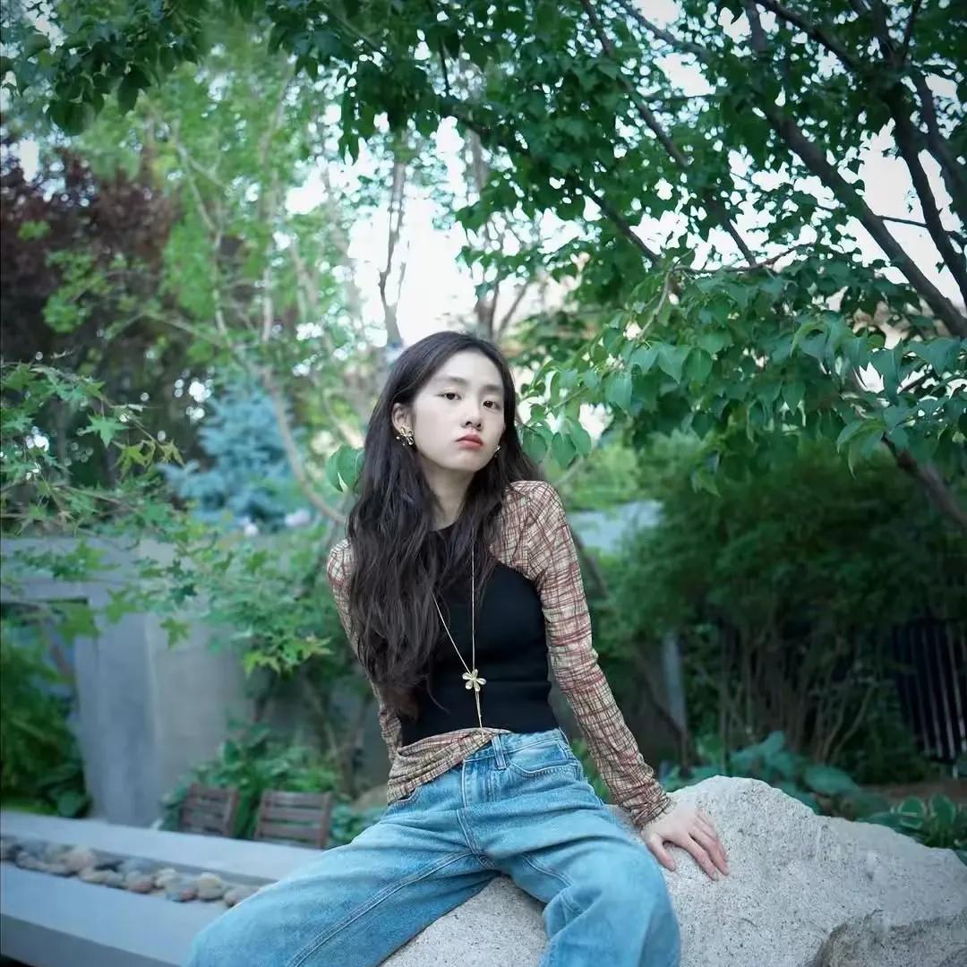 现在终于理解黄磊了为什么让女儿进军娱乐圈黄多多被网友抓到现身机场，年仅19岁
