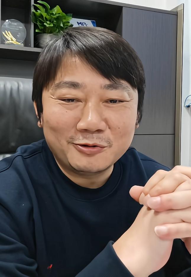 张雪在直播中官宣，计划今年六七月份，在重庆挑战骑摩托飞跃长江。评论区中不少人