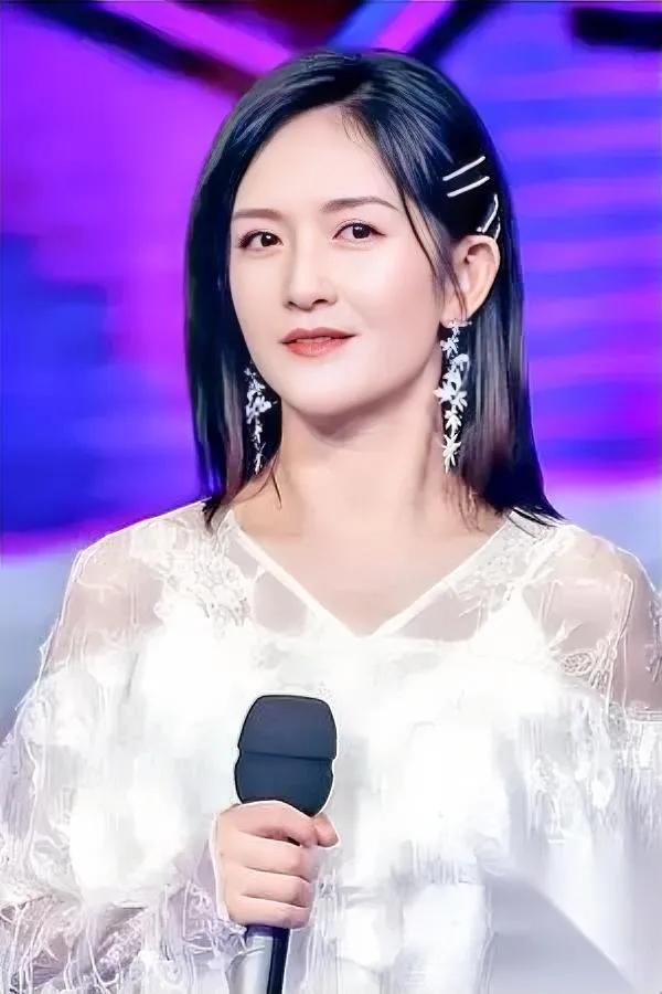 谢娜一开口，全网炸了！收视飙到7，谁还敢笑？我原本也捏把汗，怕她“哈哈哈