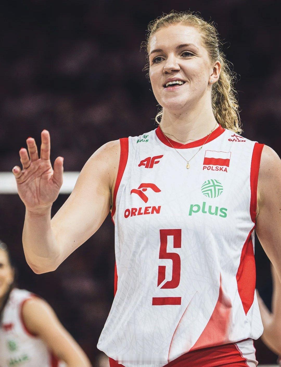 排球明星波兰31岁的女排名将科内卢克在社交媒体发帖告别排球：“我全心全意地投入