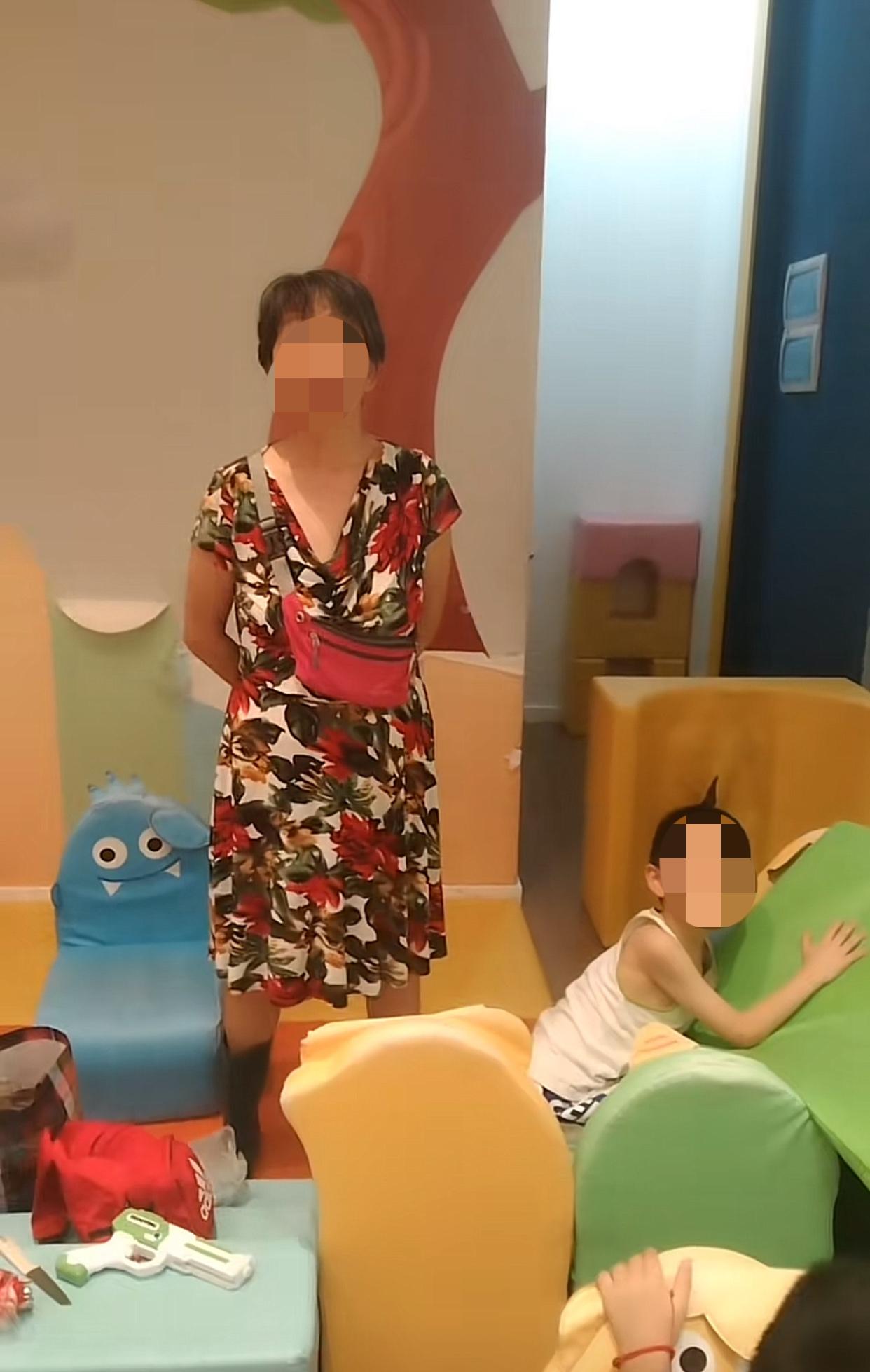 近日江西九江，一名女子带着孩子到商场里游玩，有一家店面因为已经没有经营了，商场就