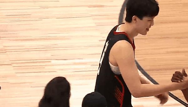 杨瀚森太懂事了，赛后和比卢普斯握手表示