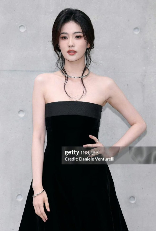 白鹿、鞠婧祎时装周的G社生图传开，没有滤镜加持的画面里，她们的自然状态很吸睛