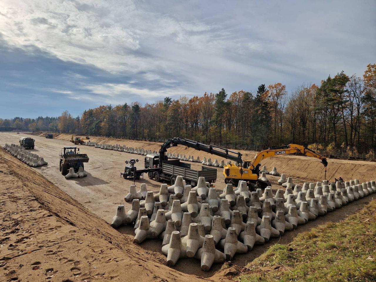 波兰开始在东边界山谷中，存放反坦克水泥墩！波兰也算是未雨绸缪，毕竟一战和二战期间