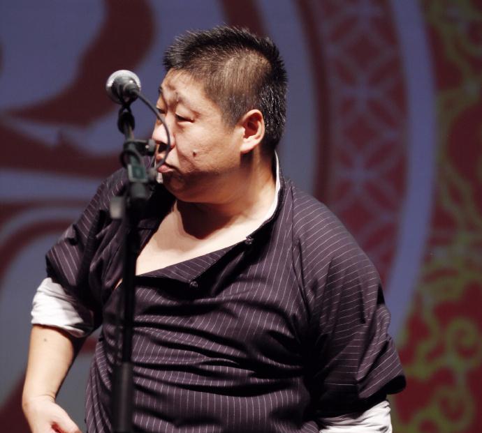 德云社第一巴图鲁李鹤彪紧急救场，逗哏变捧哏，彰显师哥的担当。孔云龙进组拍戏，章九