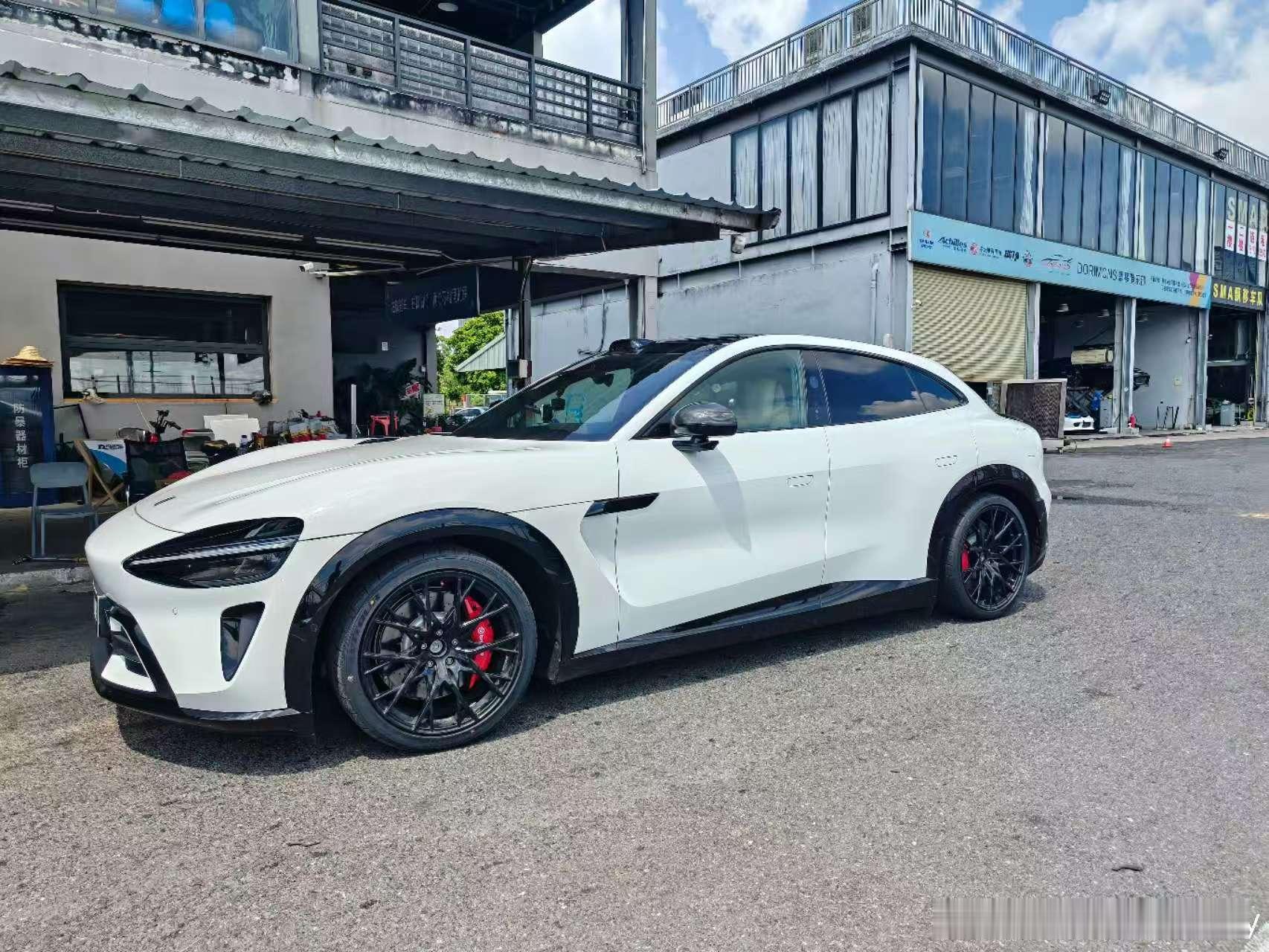 降低了？一眼看过去以为是法拉利的GTC4lusso，太帅了吧～​​​