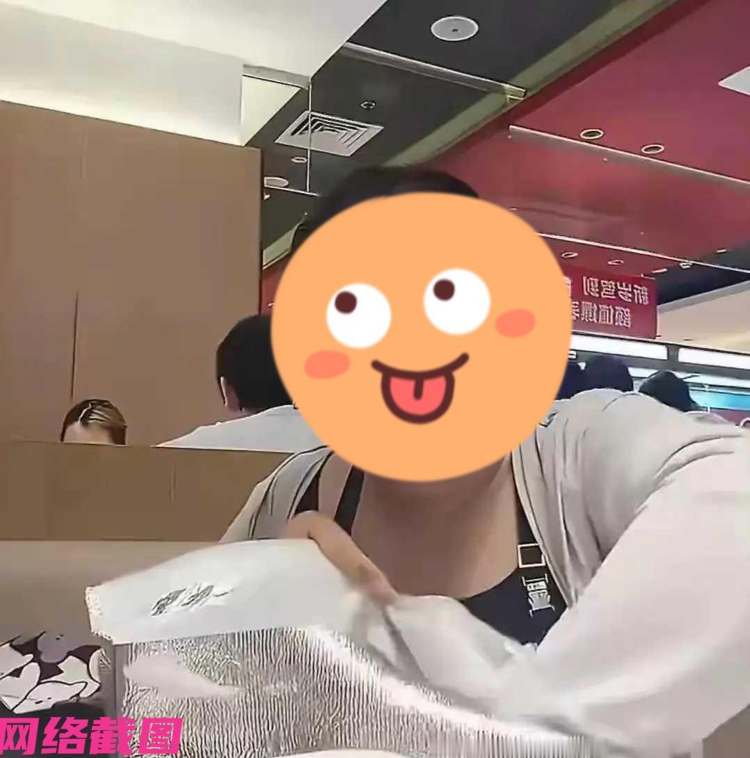 某宝妈带着老公和孩子一家人，这里去一家火锅店内吃饭，可宝妈只点了一点东西，而此刻