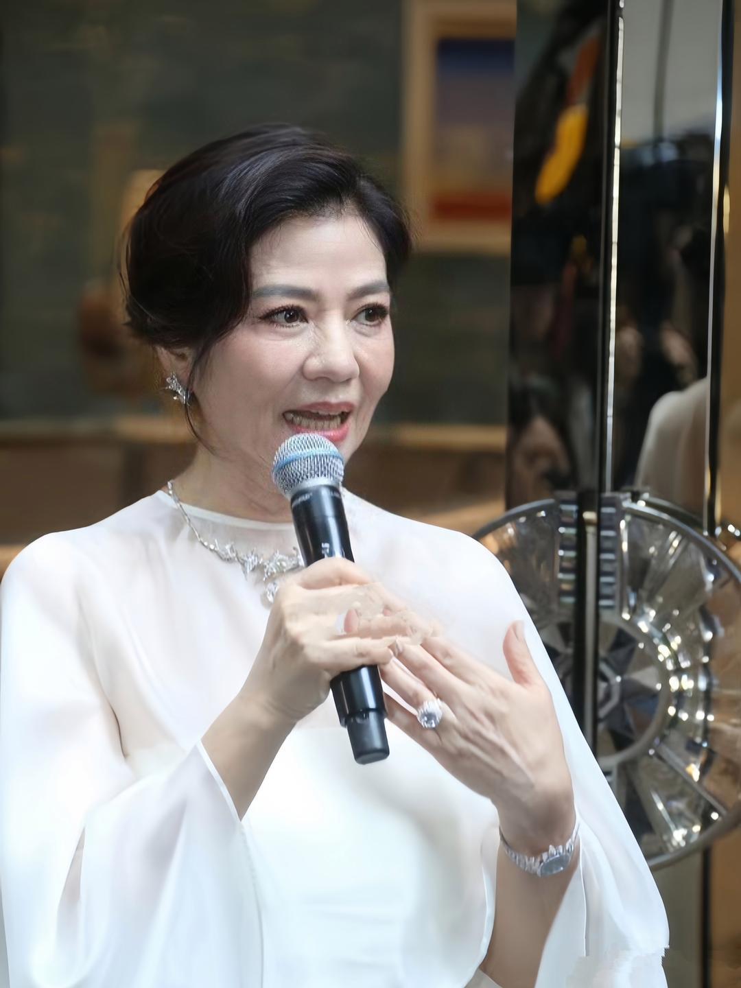 近日，钟楚红在香港出席活动，她一身白色装扮亮相，在没有滤镜美颜下，她眼角的鱼尾纹