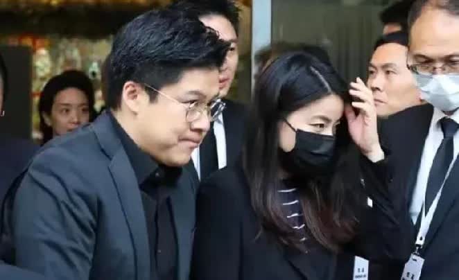 李兆基的公祭仪式阵容堪称港圈天花板，特首带队、三司司长站台，富豪政要挤满名单，连