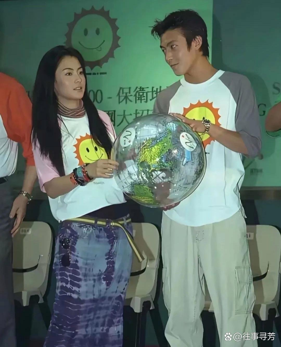 2000年，陈冠希和张柏芝的合影，注意看冠希哥的眼神，含情脉脉。俩人都穿了件胸前