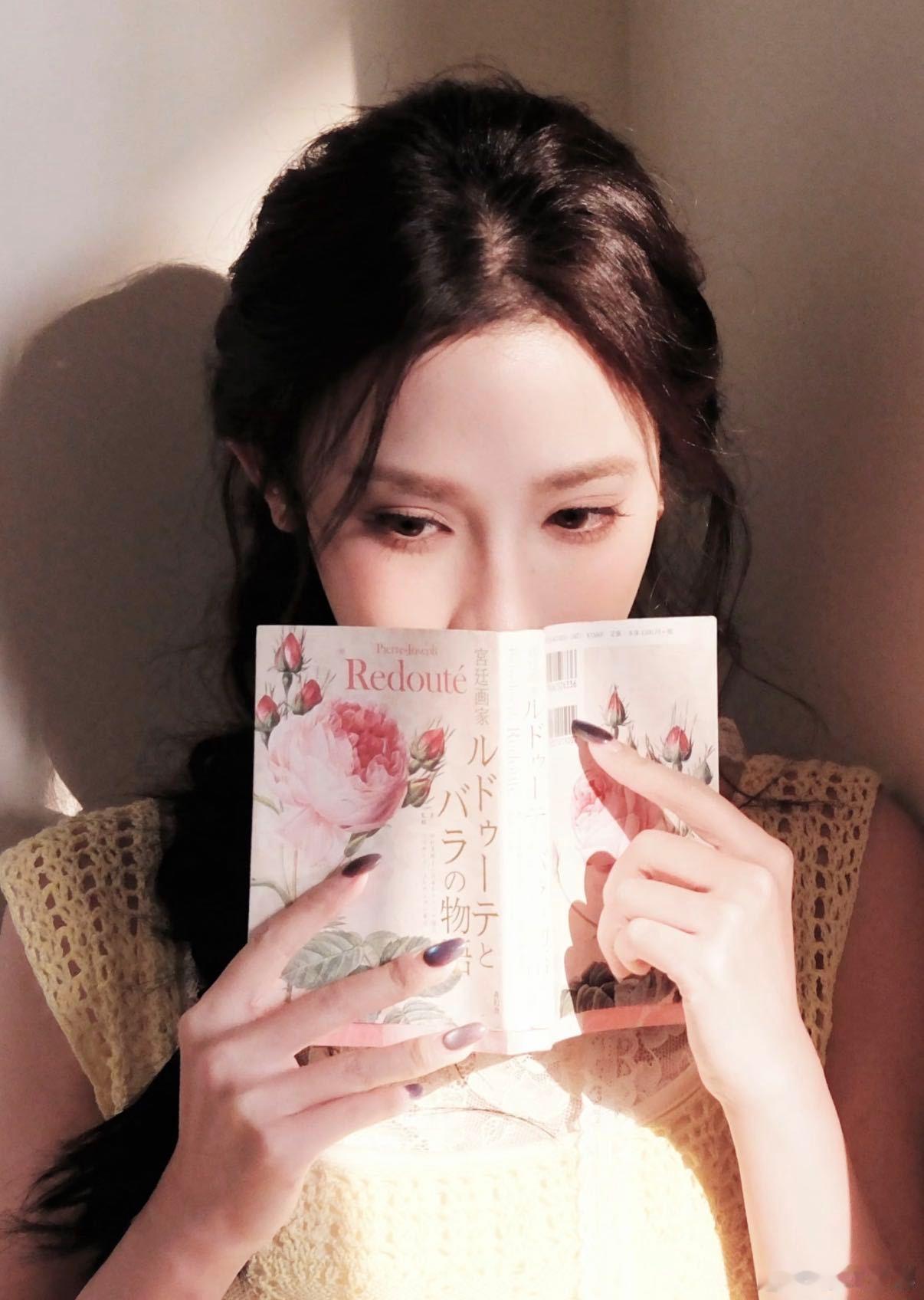 彭小苒换美甲了宝子们快看！彭小苒把紫色美甲换掉啦，新做的彩虹色美甲好俏皮，可爱得