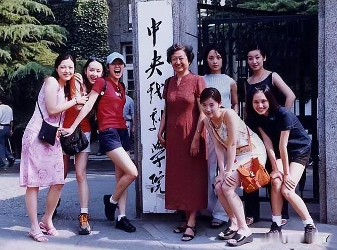 这是一张中戏96级表演班七朵金花与老师在校门口的珍贵合影，七朵金花美哒哒，大家都