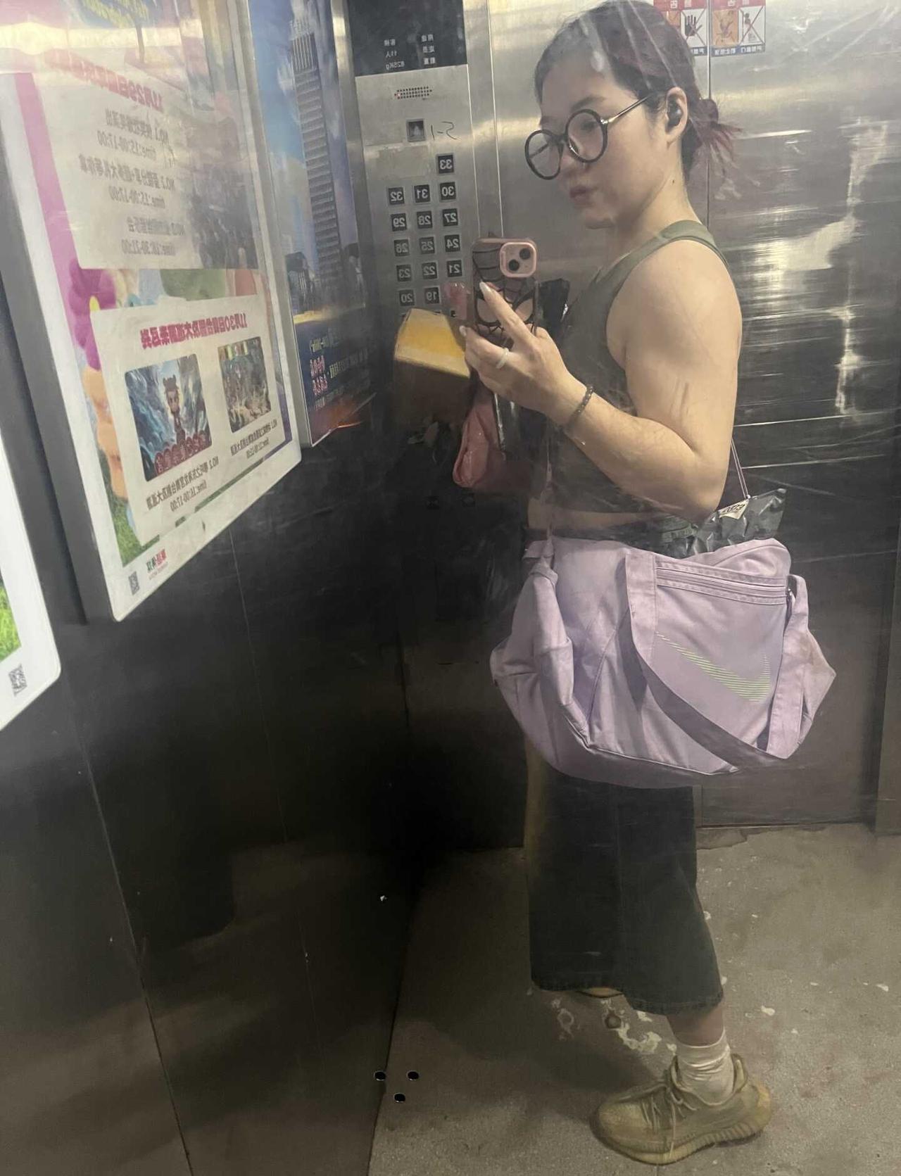 电梯镜子真显大啊