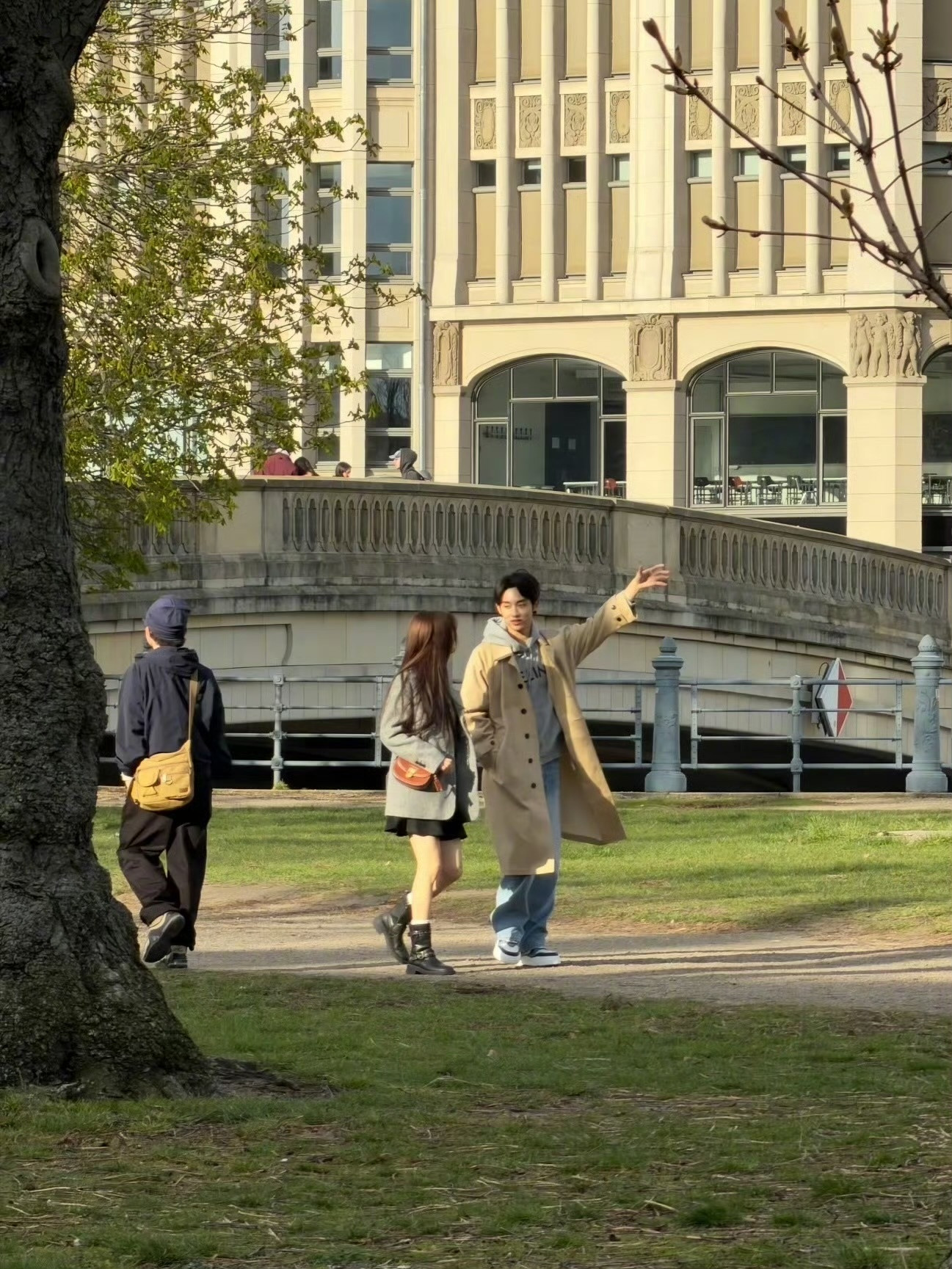 杨超越董思成柏林路透，在柏林阳光下奔跑的少男少女☀️