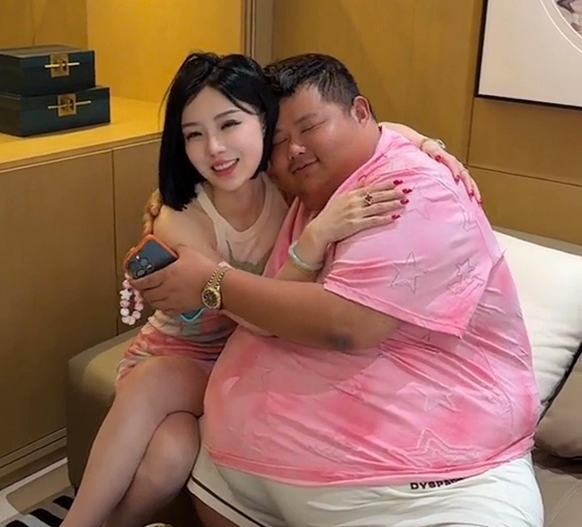 “大胃袋”良子放弃减肥后，立刻与美女刘娇娇“秀恩爱”，紧紧揽在一起，还上演“追逐