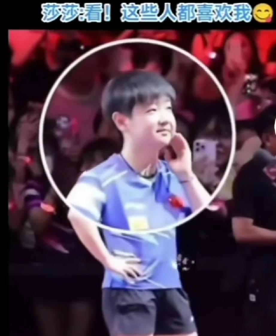 快看，这些人都喜欢我。莎莎托着下巴，看着周围，左右动动，妥妥的傲娇样，哈哈。