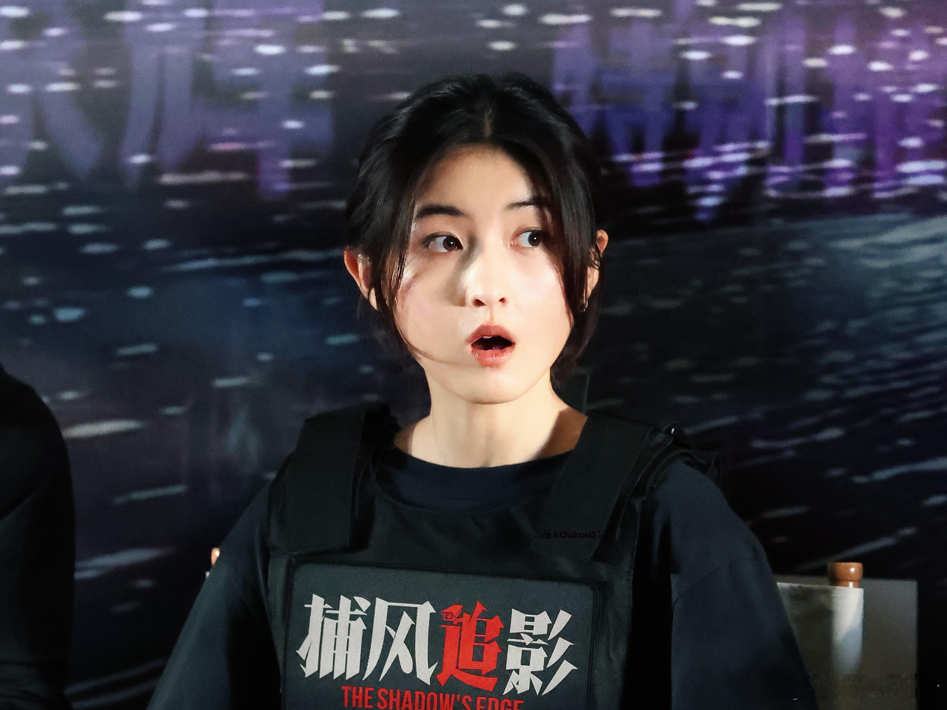 张子枫从演女儿到演自己张子枫在不同角色间穿梭，不断褪去外界赋予的标签，努力去诠释