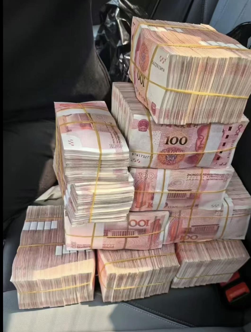 大家发现没有？一个普通家庭，存款硬生生攒到80多万，开着25万的车，住着100多