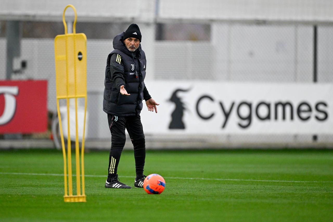 斯帕莱蒂的新阵型改造的差不多了斯帕莱蒂已经开始研究后防线，但现在他必须决定是