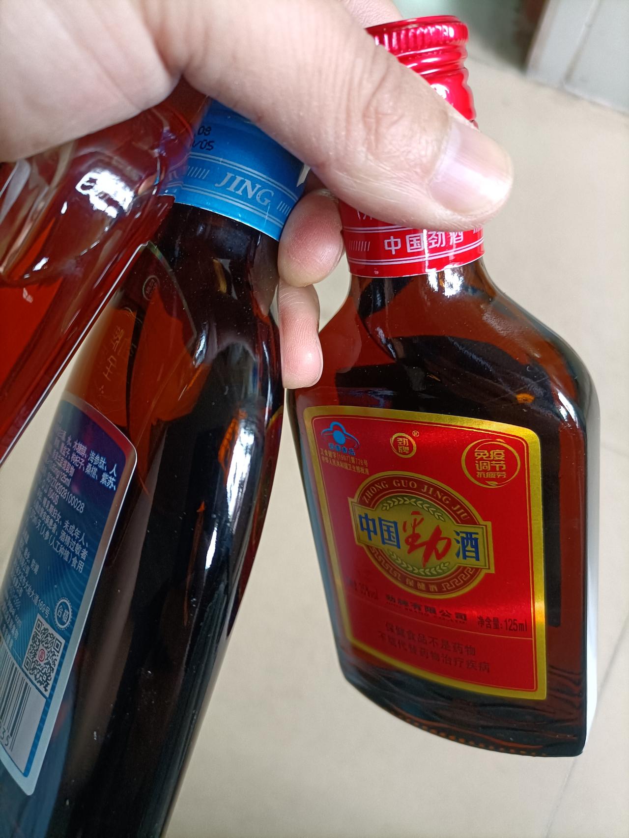 劲酒的花样越来越多了！今天买了三种劲酒，红标装、蓝标装和迷你装，同一个牌子三种