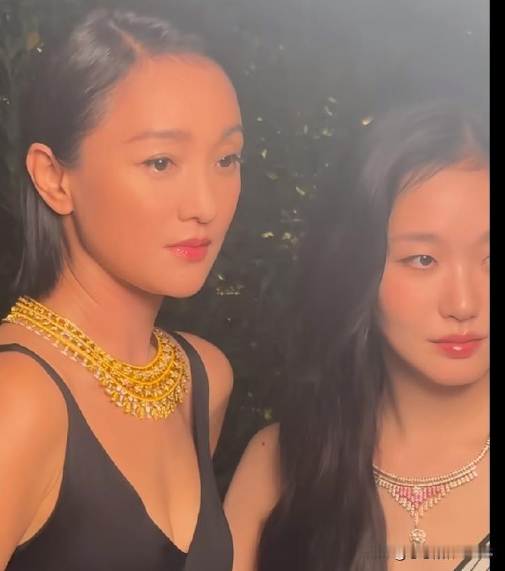 嗨呀，周迅和金高银这两张高级脸同框，简直养眼到极致！迅哥儿这次梳着大光明发型，也