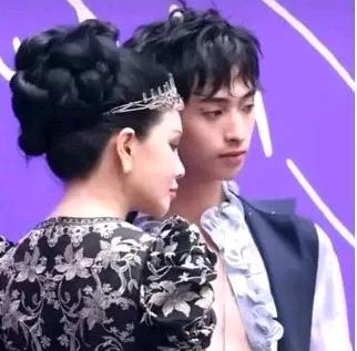 伊能静谈儿子喜欢表演女装秀，是艺术表演的一种形式。妈妈要学会理解和支持儿子。