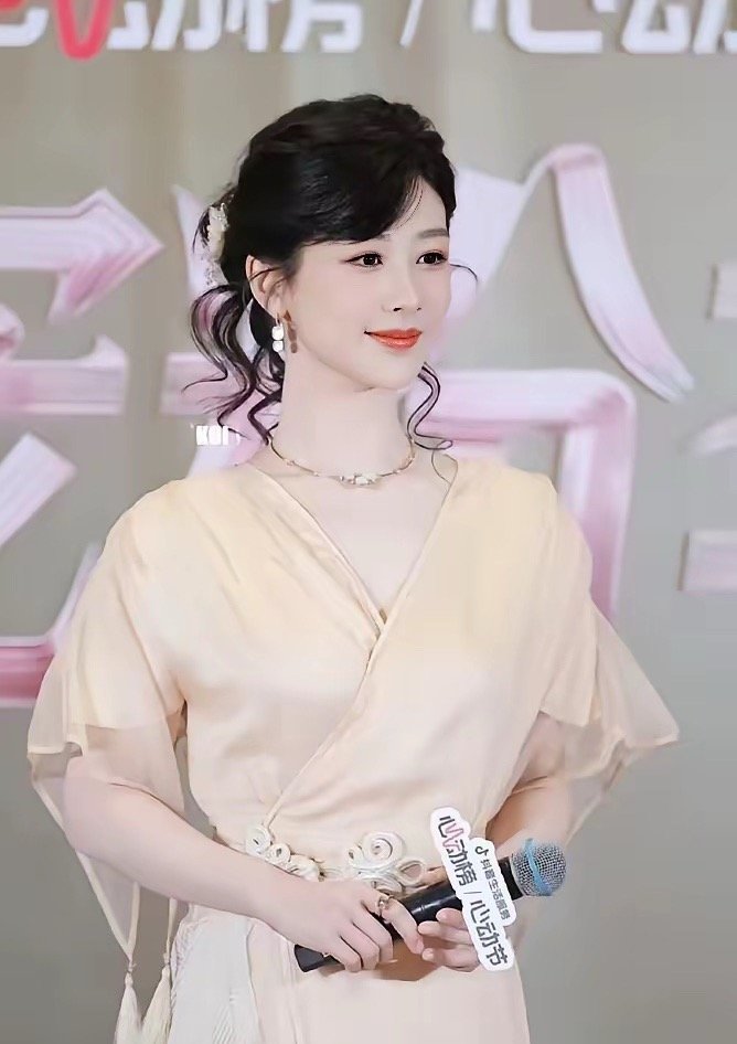 34岁的杨紫，变化好大啊！怎么感觉她变得越来越好看了呢？