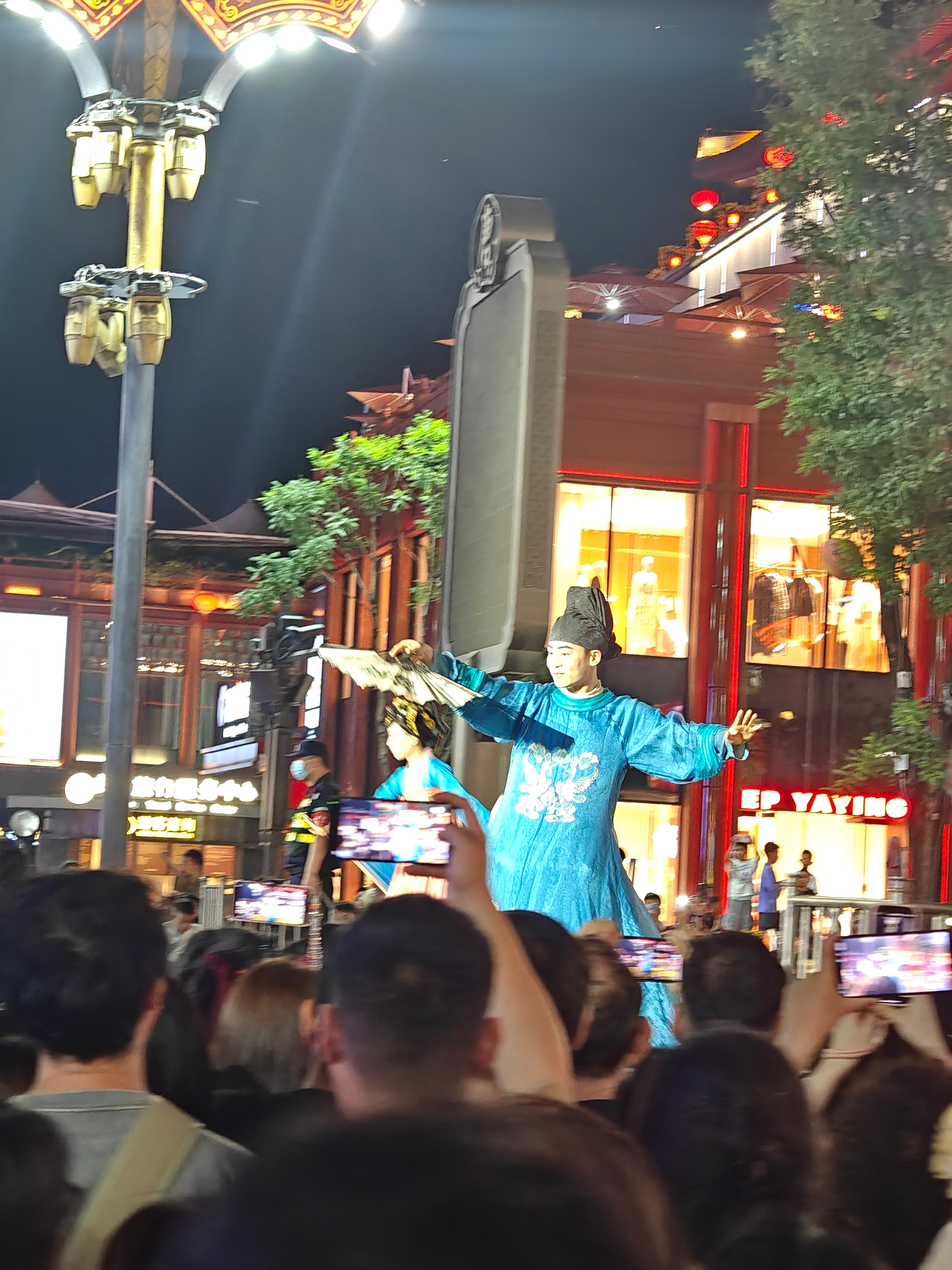 西安大唐不夜城✨请了私教李白带逛！对诗+雕塑+不倒翁太绝了🏮谁说大唐不夜城只能