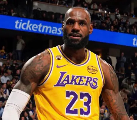 根据美媒TheLead统计，勒布朗-詹姆斯在2026年季后赛中场均得到25分、