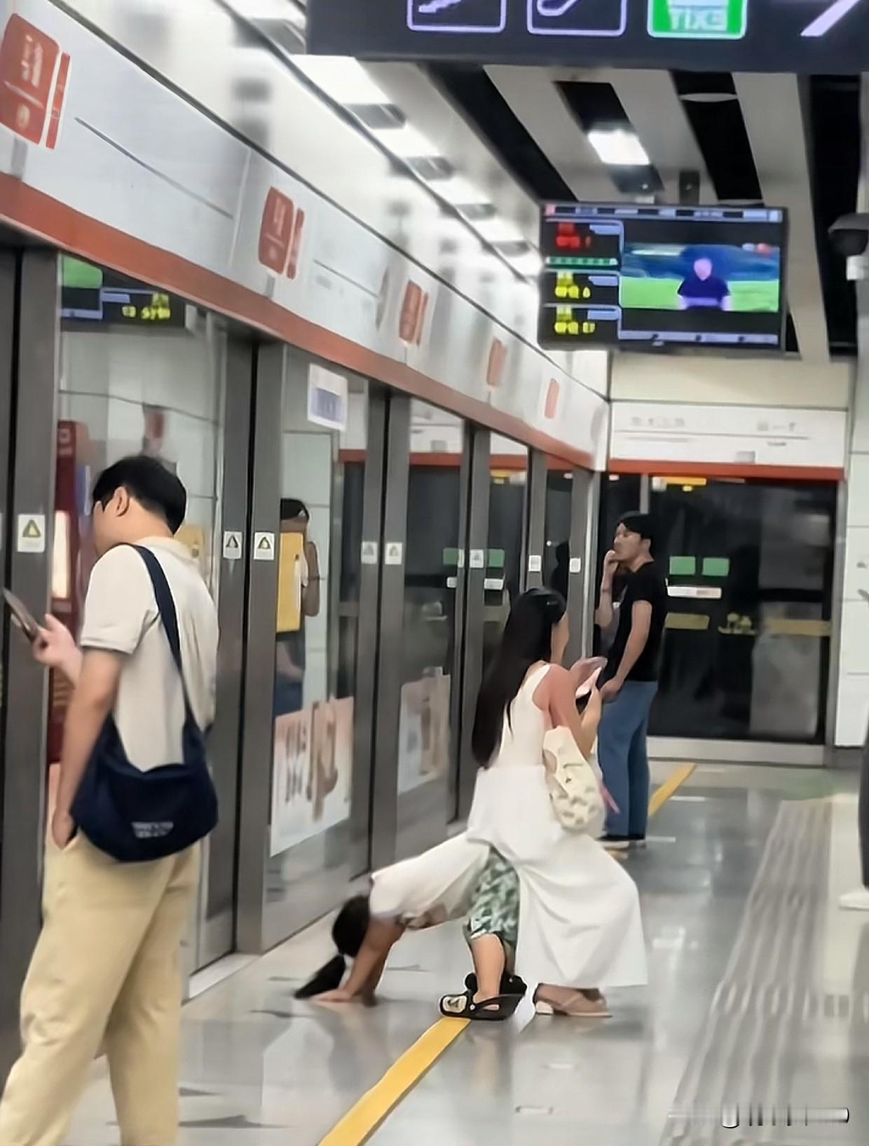 新版24孝！真正的“儿童座椅”。70后：你吃吧，妈不吃。80后：你先吃，妈再
