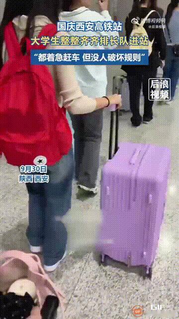 陕西西安高铁站内，一位乘客突然发现，有一群大学生虽然拖着行李箱急着回家，但他们还