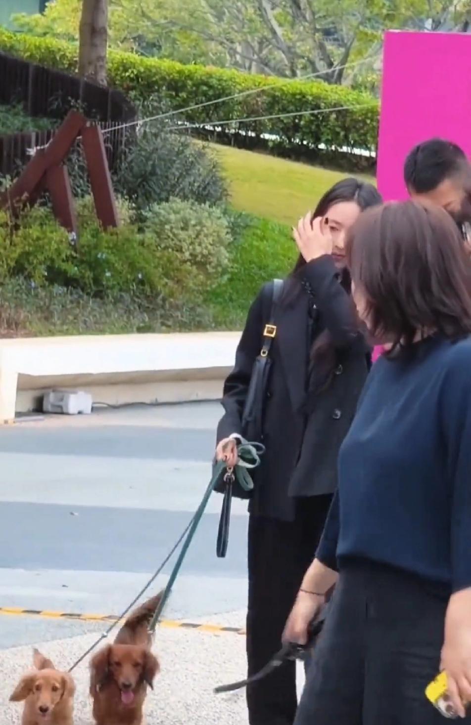 翁青雅因身高话题最近没少被网友讨论，官方165的数据和实际净身高161让很多人有