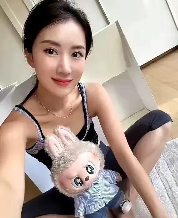 李念家的Labubu玩偶大得令人瞠目结舌，堪称惊艳！粉丝们纷纷围观惊叹，忍不住调