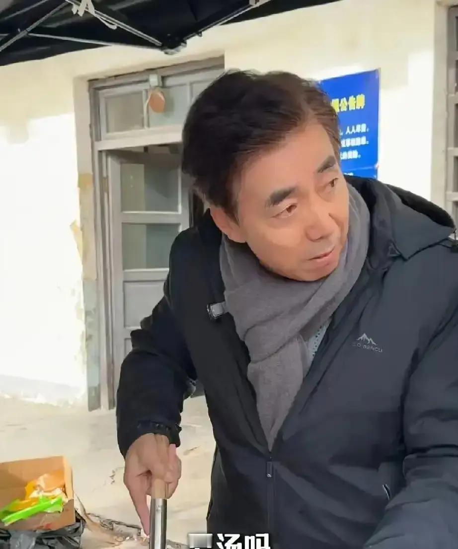 范明蹲在临沂片场的水泥地上，给群演递醋瓶子。冬至那天，《小巷人家》剧组百号