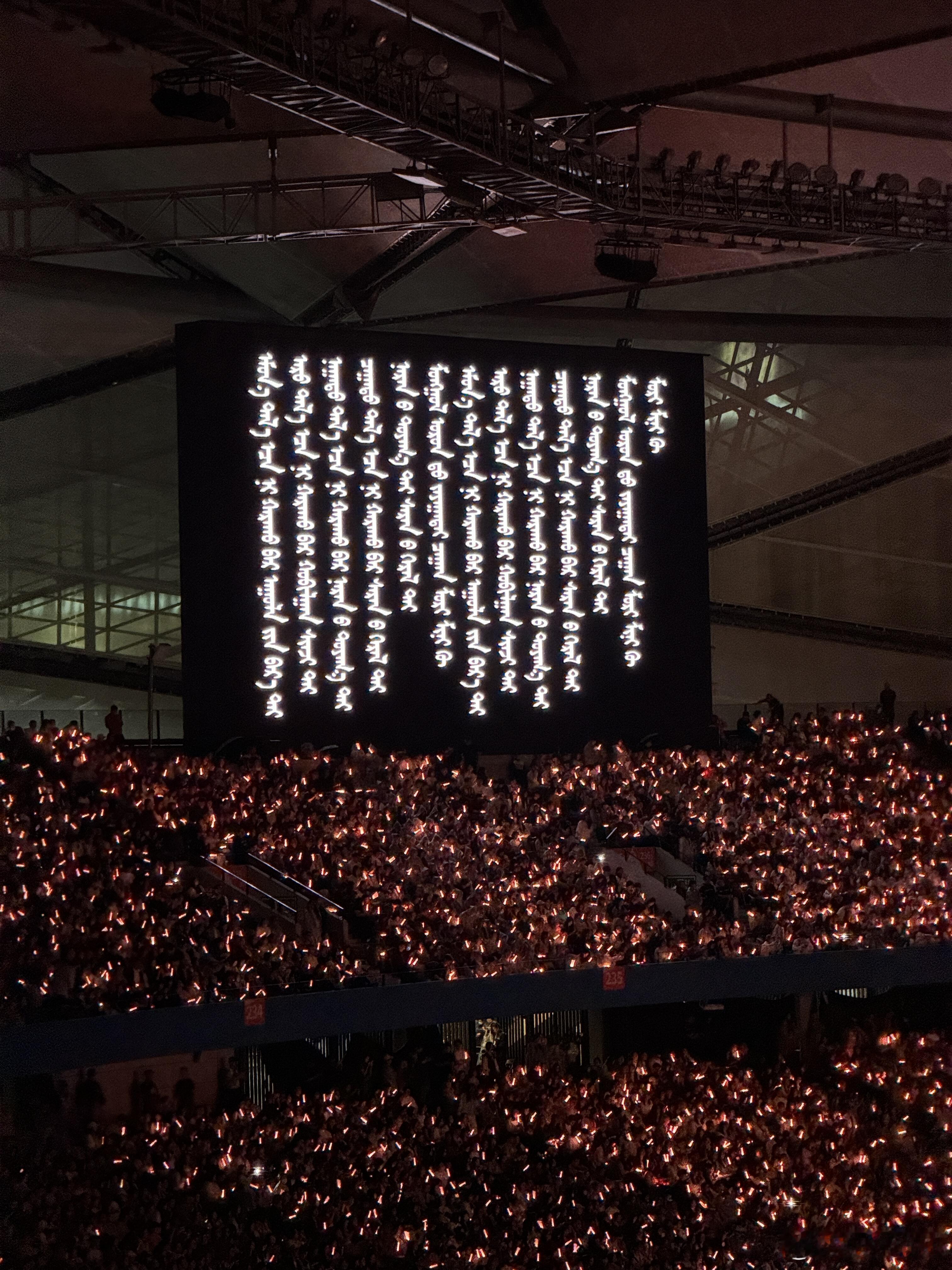 玲花蒙语提词器玲花有效防止曾毅抢词这确实是让人看不懂的程度